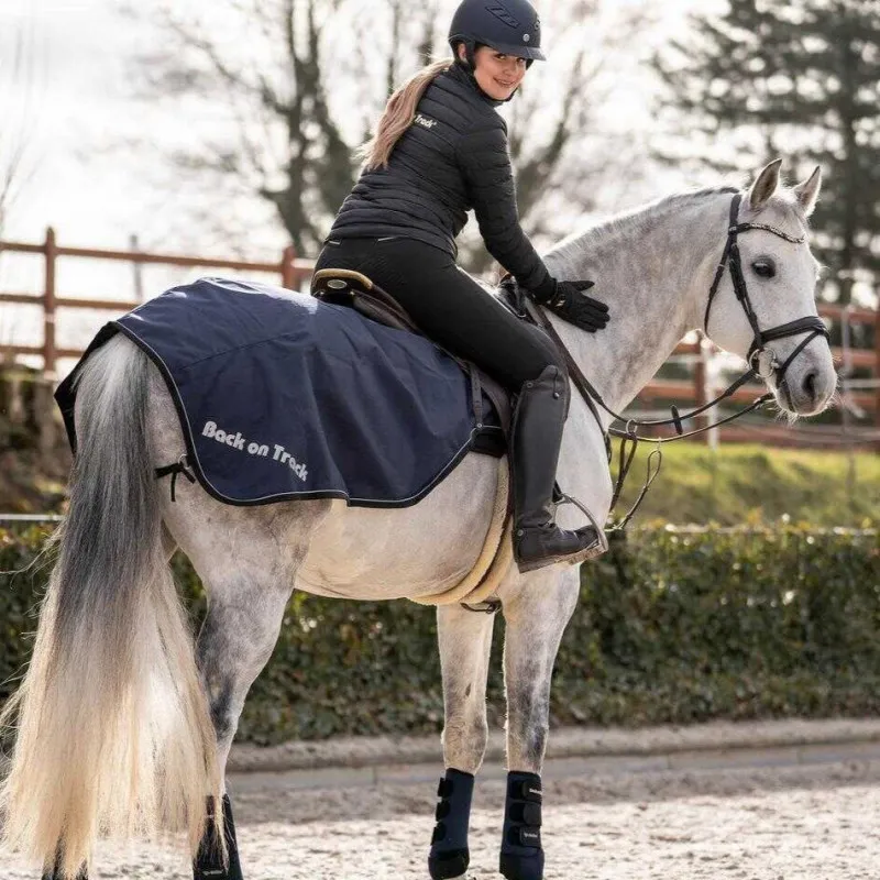 BACK ON TRACK – Couvre-reins impermable Sammy – 145 cm – Marine Expdition Rapide