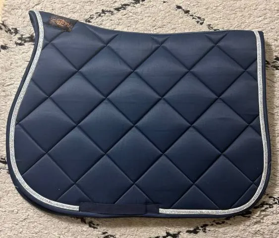 Dernier Modle Tapis de selle JU & PA – Galon paillet – Bleu – Obstacle – Cheval
