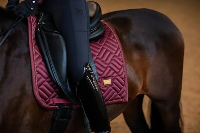 Tapis de selle Modern New Maroon - Equestrian Stockholm - Matelassage moderne - Bordeaux - Dressage - Cob Nouveaut
