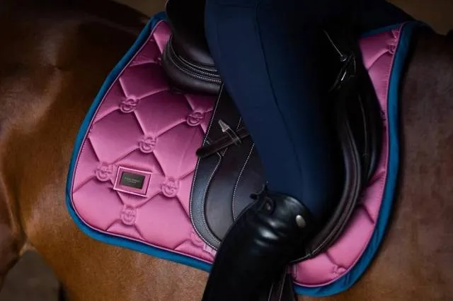 Tapis de selle Timeless Rose - Equestrian Stockholm - Rose - Dressage - Cheval Commander Vite