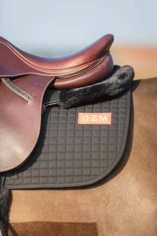 Vente Flash Tapis de selle Obstacle LEO Noir – GEM – Noir – Mixte – Cheval