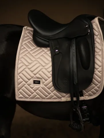 Tapis de selle Modern Sand DRESSAGE - EQUESTRIAN STOCKHOLM - Beige - Full Promotion
