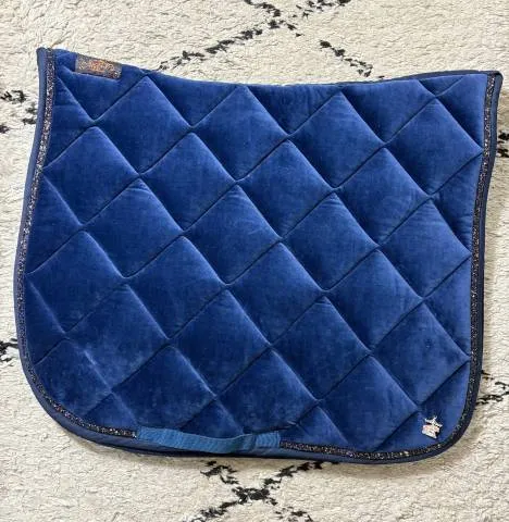 Offre Spciale Tapis de selle velours DRESSAGE – Ju & Pa – Galon paillet – Noir – Dressage – Cheval